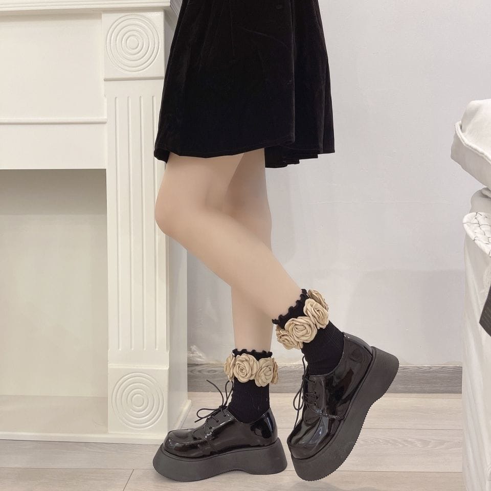 Flower Socks – Black & White Ankle Socks with 3D Rose Embroidery, Cute Vintage Korean Style