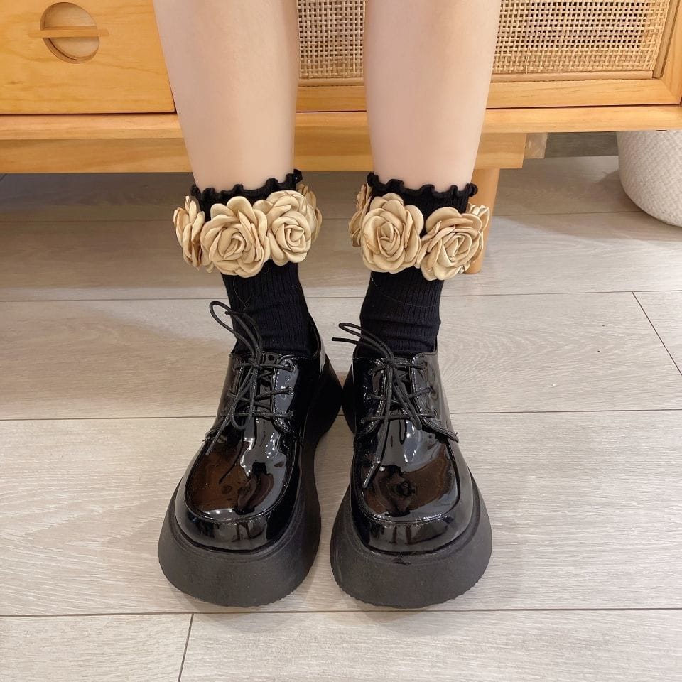 Flower Socks – Black & White Ankle Socks with 3D Rose Embroidery, Cute Vintage Korean Style