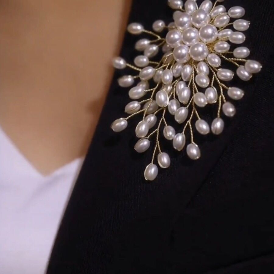 Luxury Handmade Pearl Flower Brooch – Elegant Bridal & Party Jewelry Pin